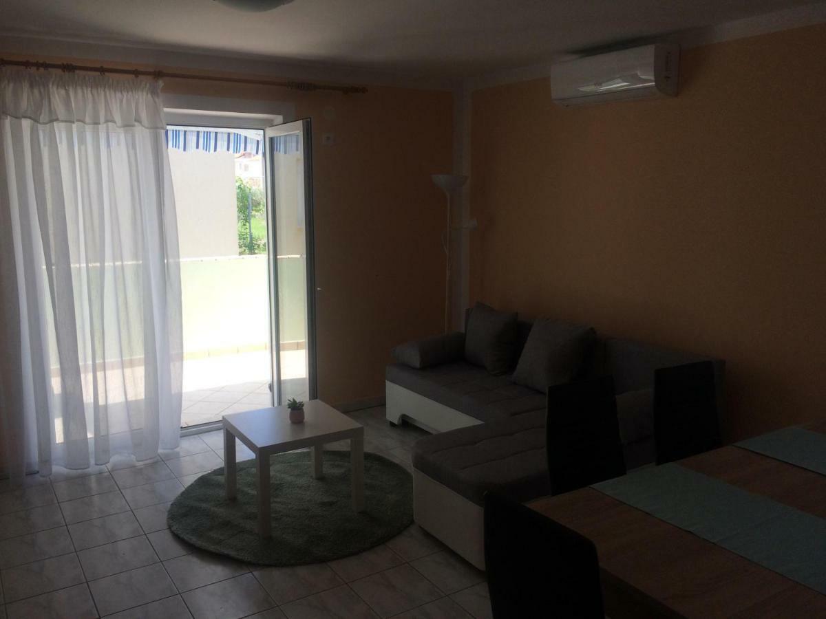 Obiteljski Apartman Filip U Blizini Plaze Za Djecu Palit Exteriör bild