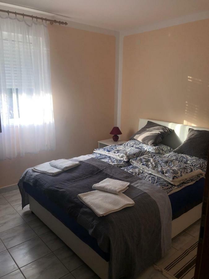 Obiteljski Apartman Filip U Blizini Plaze Za Djecu Palit Exteriör bild